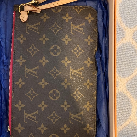 Louis Vuitton Handbags - Louis Vuitton Monigram Neverfull Pouch